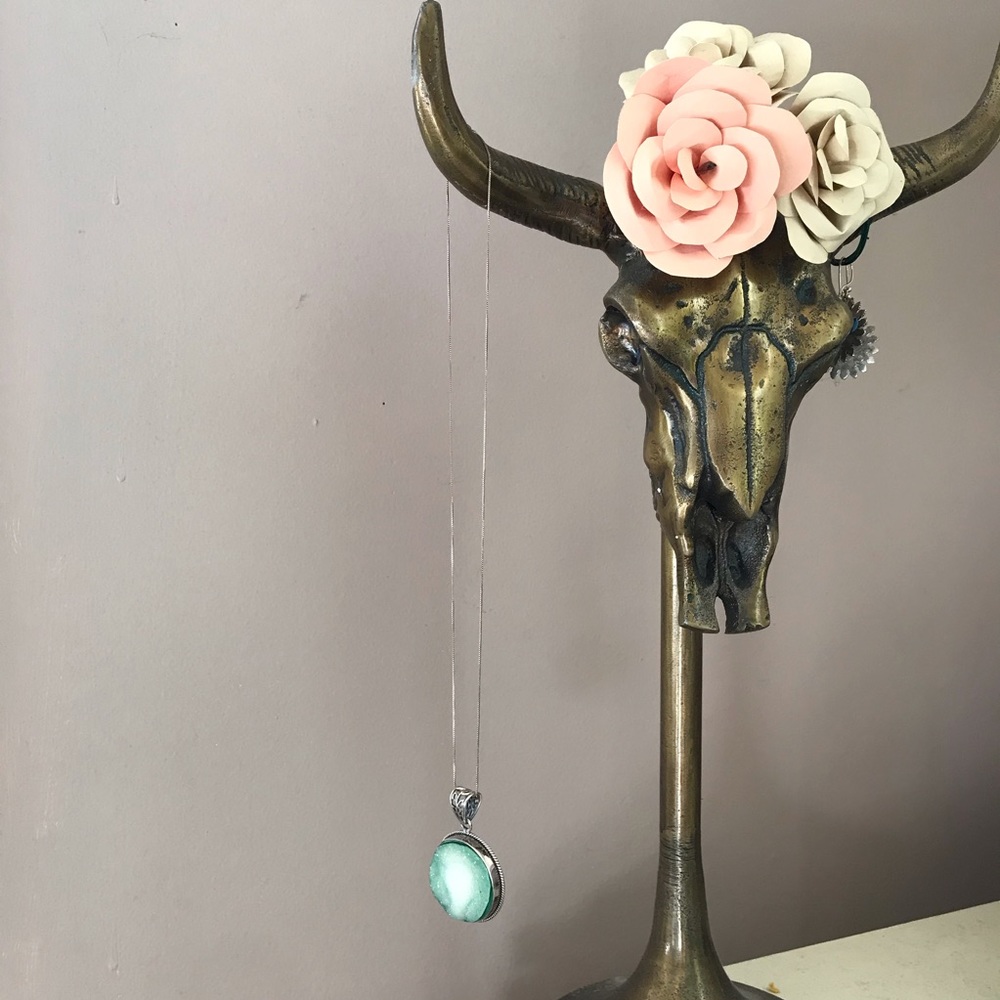 Light Green Crystal Rock Stone Pendant - Picture 2 of 4